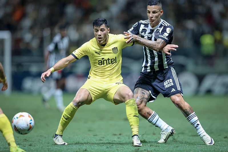 Guilherme Arana em campo pelo Atlético-MG na vitória contra o Peñarol.